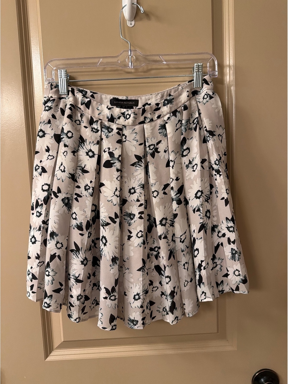 Banana Republic Pleated Floral Skirt in Neutral Tones
